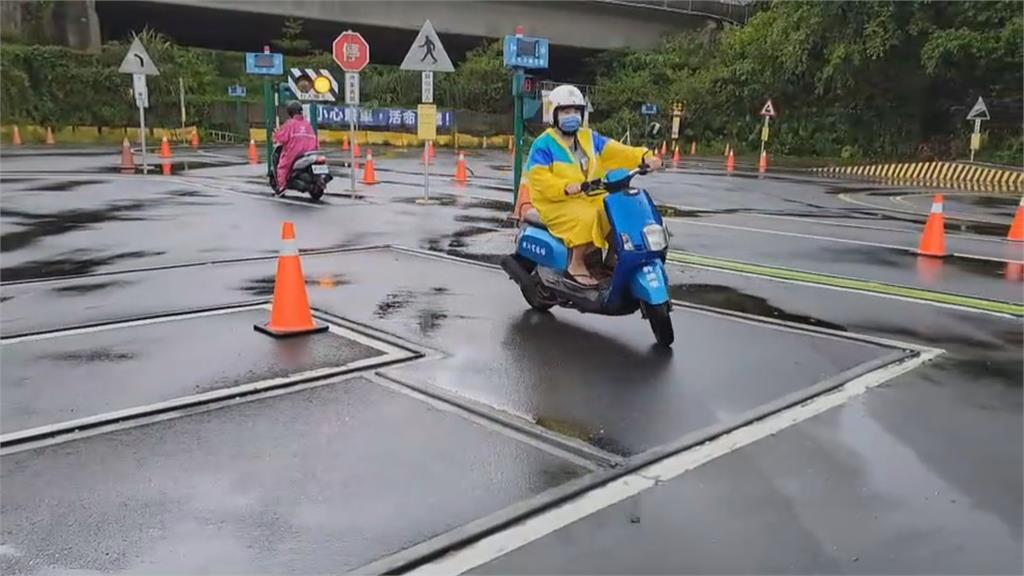 間歇風雨照練車！　駕訓班教練提醒雨天行車技巧