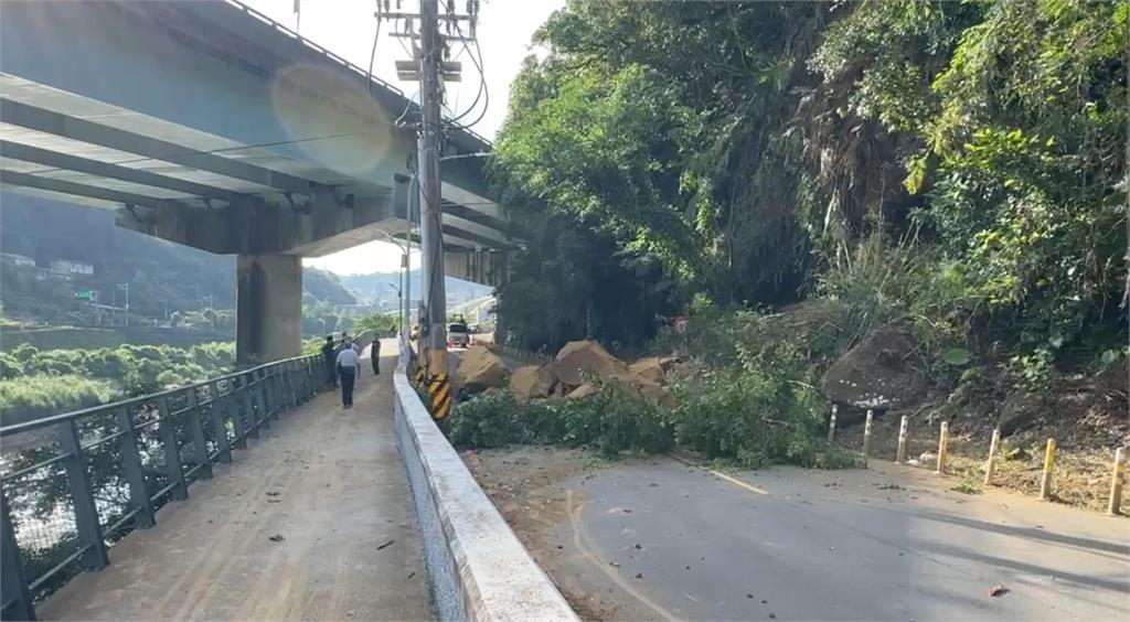 快新聞／基隆暖暖興隆街邊坡「巨石崩落」　阻斷交通畫面曝光