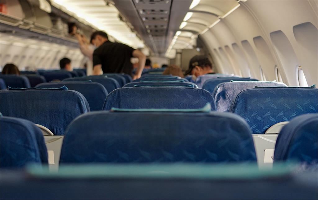 飛機2處超髒「乘客塞腳、擺滿垃圾」！空服員揭超噁行徑「嘔吐物溢出」