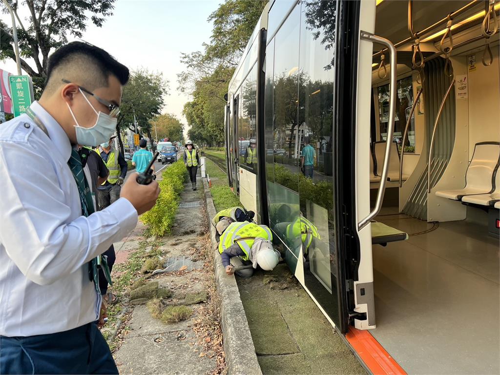 快新聞／草皮過高捲入高雄輕軌列車「無法行駛」！　持續搶修中