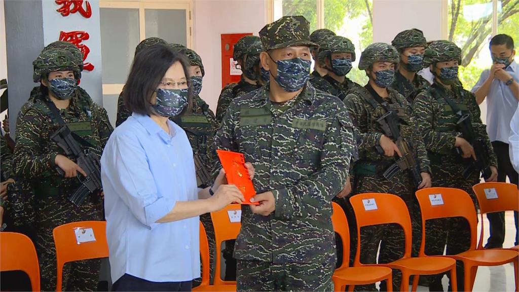 快新聞/視察陸戰隊66旅 蔡英文親扛「紅隼反裝甲火箭」:蠻好操作的