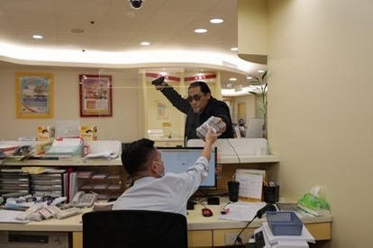快新聞/123木頭人?警察防搶演練玩「假人挑戰」 圍觀民眾傻眼問:怎麼都不動