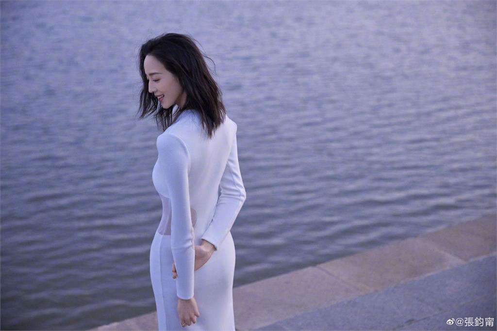 張鈞甯長裙挖空洩驚人腰臀比!「絕世神顏+氣質」網秒暈:仙女姐姐