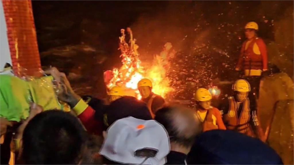 雞籠中元祭172年 海浪最高3米仍照放水燈