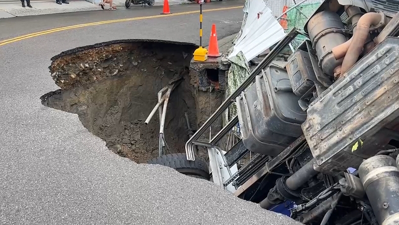 豪雨橫掃台中! 沙鹿馬路變小河 工地旁天坑吞2車