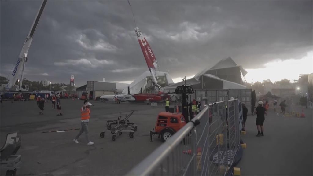 雪梨國際帆船大獎賽刮颶風！　大風帆被吹垮民眾竄逃