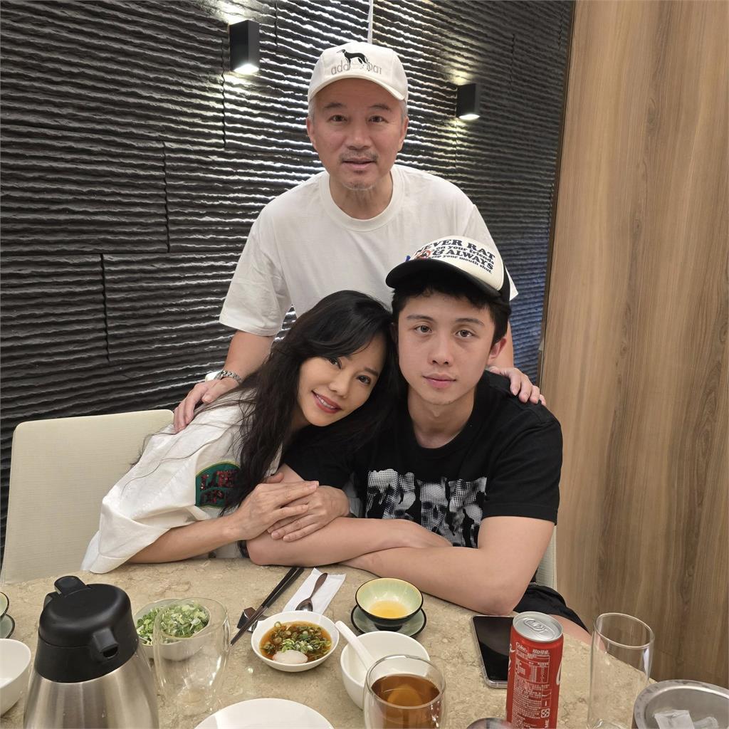 被孫安佐「捧臉熱情獻吻」孫鵬反應曝！狄鶯感動喊：我最愛的兩個男人