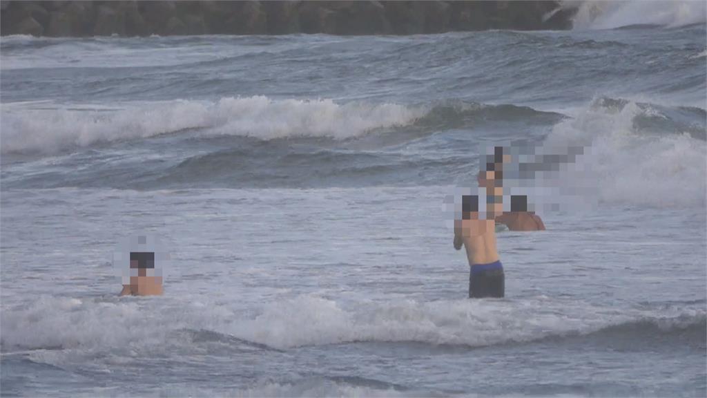 7月13日之後微解封！　西子灣沙灘已出現「無罩」辣妹玩水團