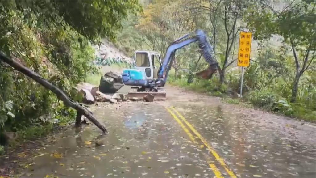 颱風雨勢強襲山區　苗21線土石崩落中斷交通