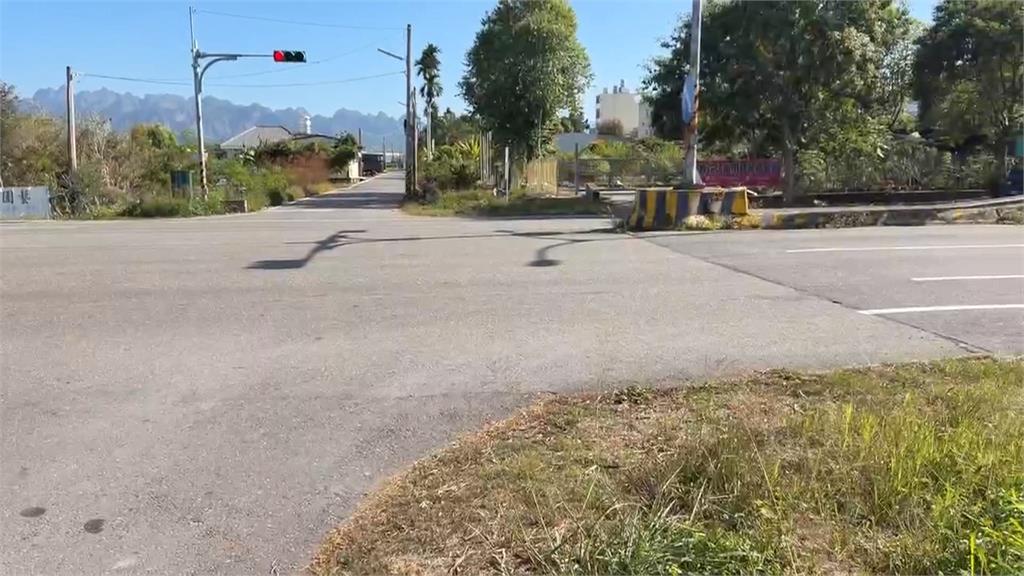 未禮讓行人! 小貨車轉彎撞行人害輪椅翁慘噴飛