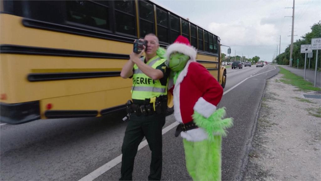 耶誕假期　美國拉戈島警察玩創意　打扮成「鬼靈精」路邊抓超速
