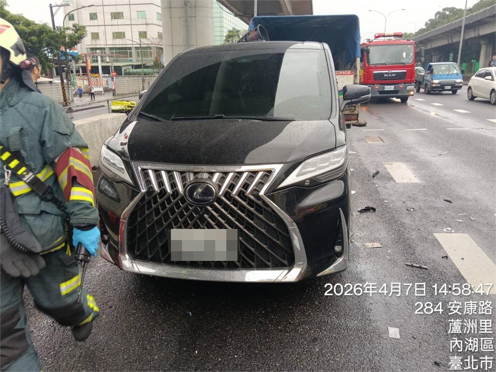 最新／天雨路滑！國1水泥車翻覆撞5車　1人失去呼吸心跳搶救中