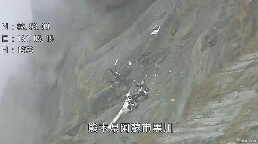 阿蘇火山直升機「載2台人」墜毀失聯！機身殘骸散落峭壁「現場照曝光」