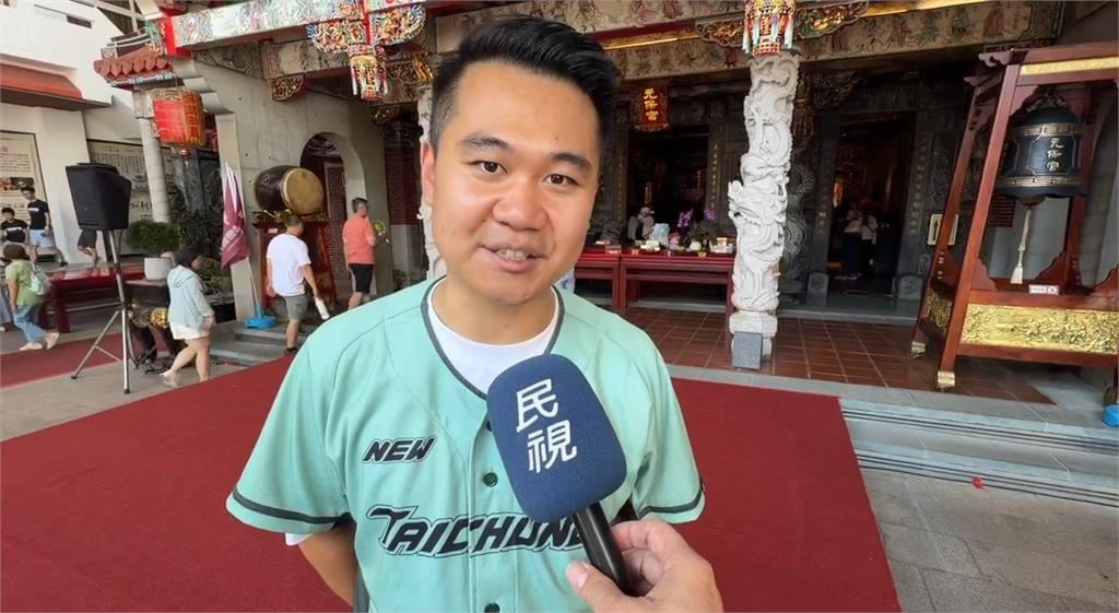 GO SHOOT!沈伯洋化身陀螺戰士 洋流抵台中元保宮助選4議員參選人