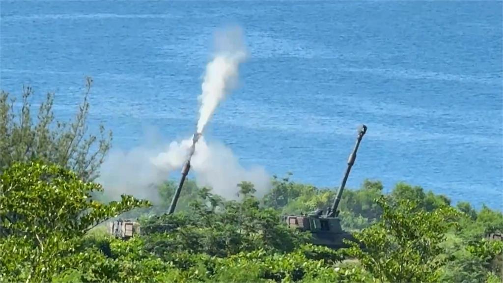 震撼！屏東「天雷操演」重砲射擊　吸引軍眷周邊搶看