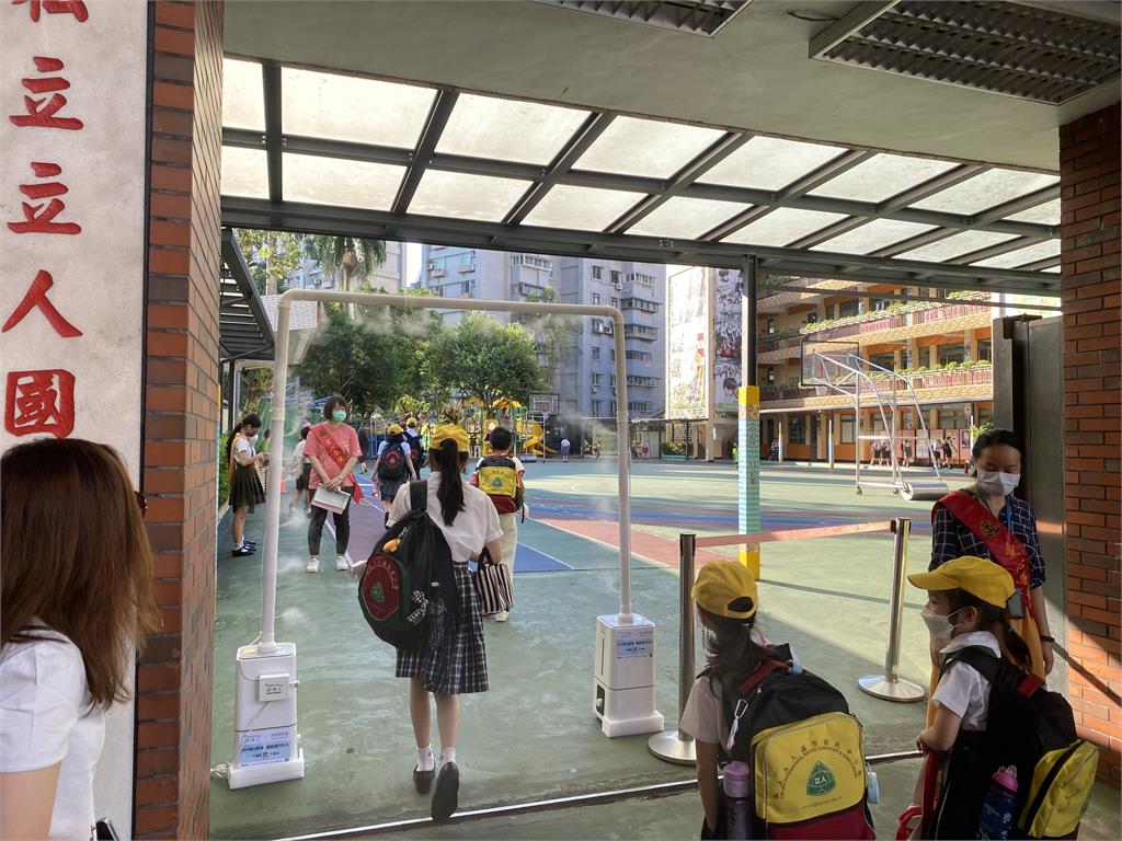全民抗疫 立人國際中小學校結合科技 淨博士「防疫得來速」保護學童安全