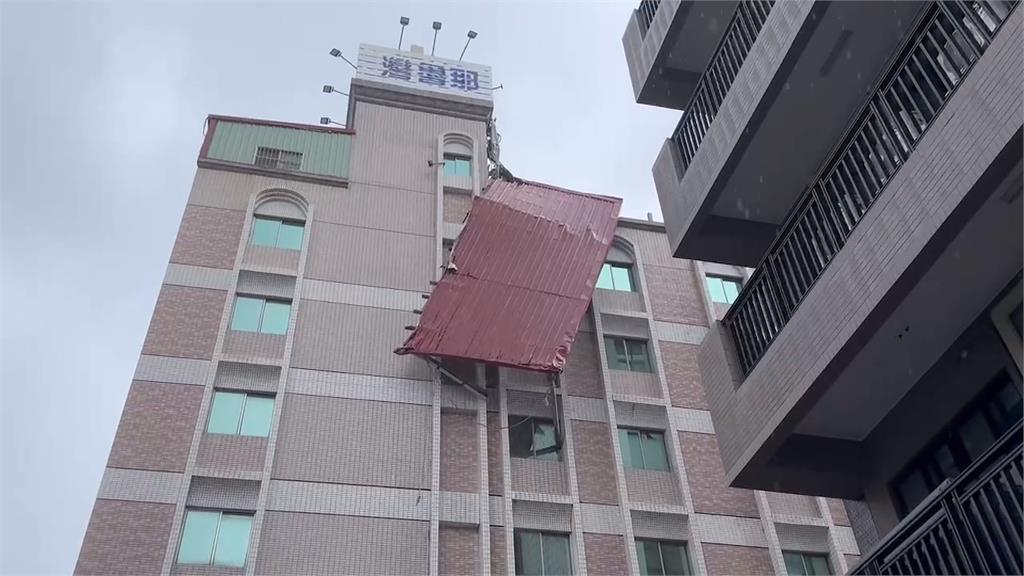 一片狼藉花蓮市區招牌散落　摩艾石裝置藝術飛至一樓