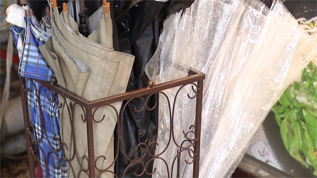 心愛吉伊卡哇雨傘不見！ 背名牌包女用完餐順手牽羊、失主心疼怒報警