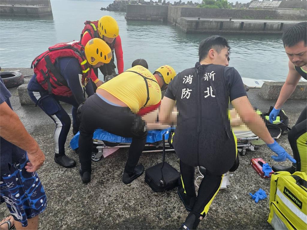 最新／福隆海域憾事！24歲俄羅斯籍男子遭捲走　漁民打撈上船搶救中