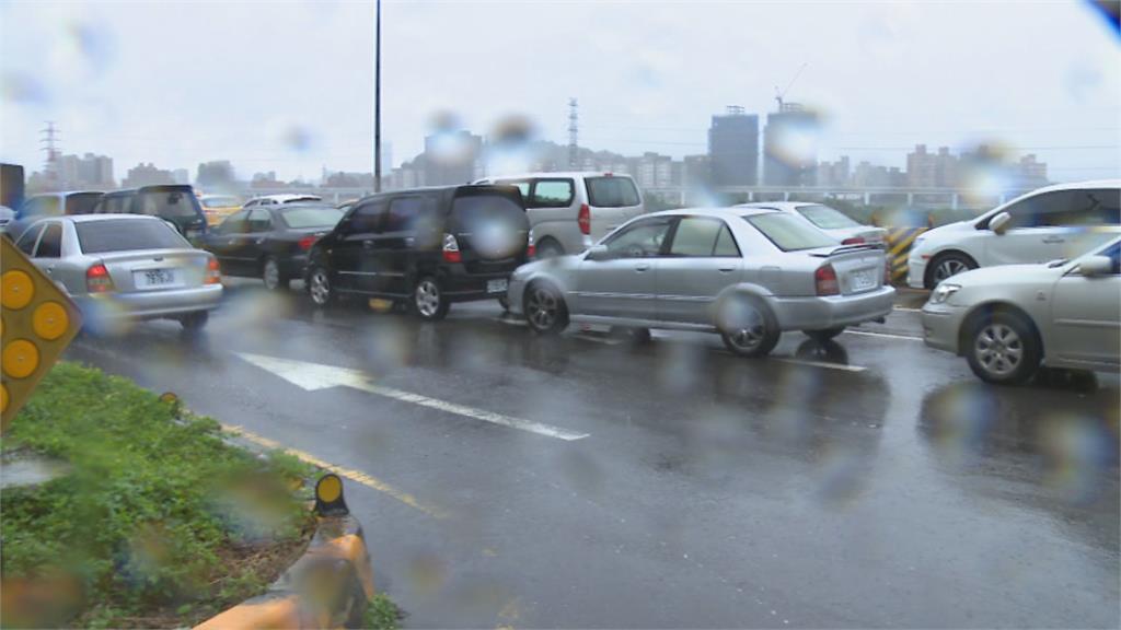 颱風開放紅黃線停車　違停車竟停路中間釀塞車