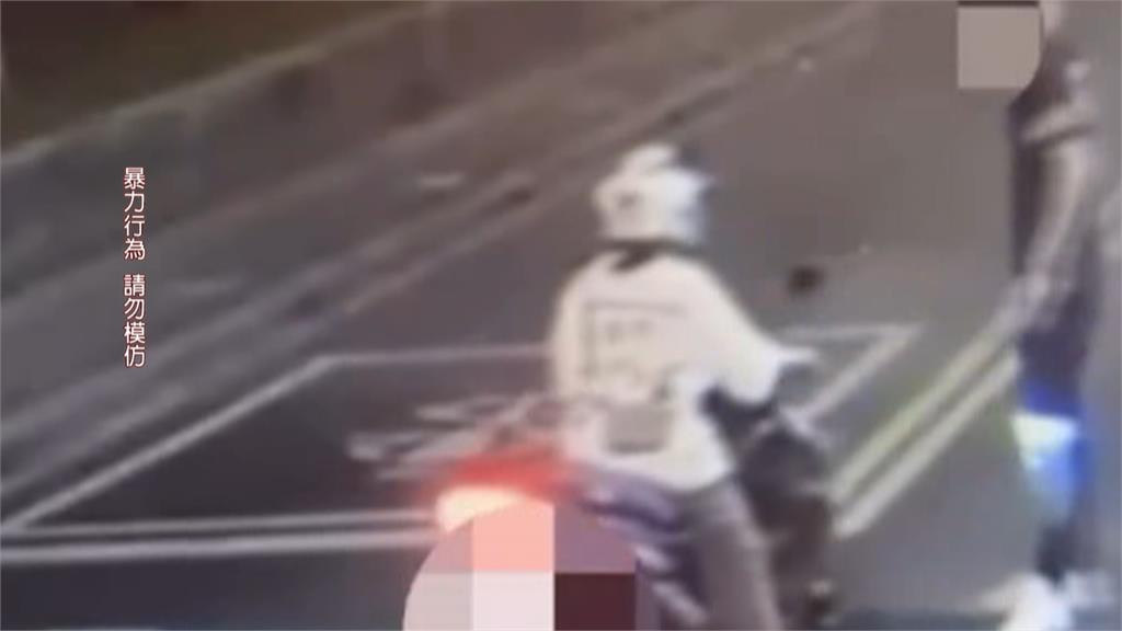 恐怖！新北板橋惡煞持鐵棍　路中攔車隨機攻擊騎士