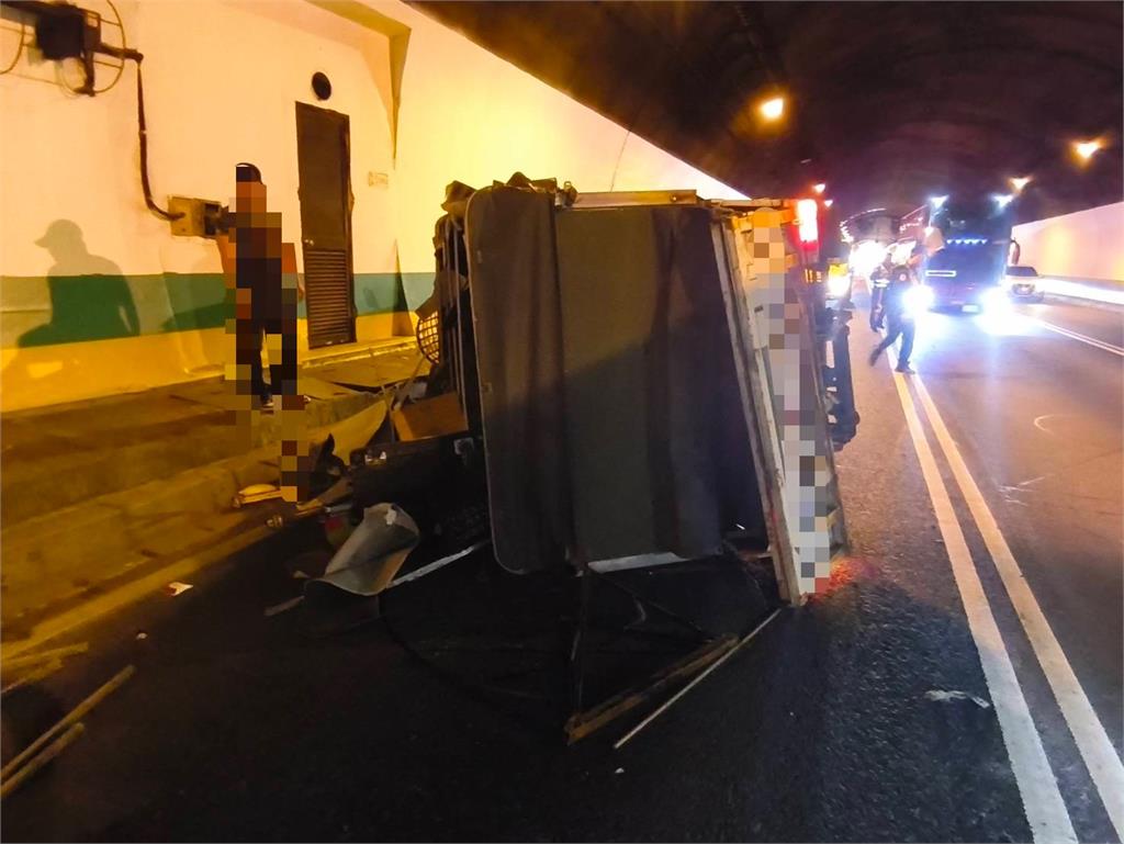 快新聞/小貨車急換車道自撞翻車 國3「青菜灑滿地」