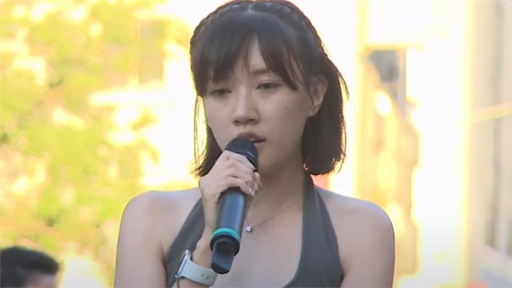 小草正妹狂飆「晶晶體」力挺柯文哲!鄉民曝「她拿MIC手抖」真正2原因