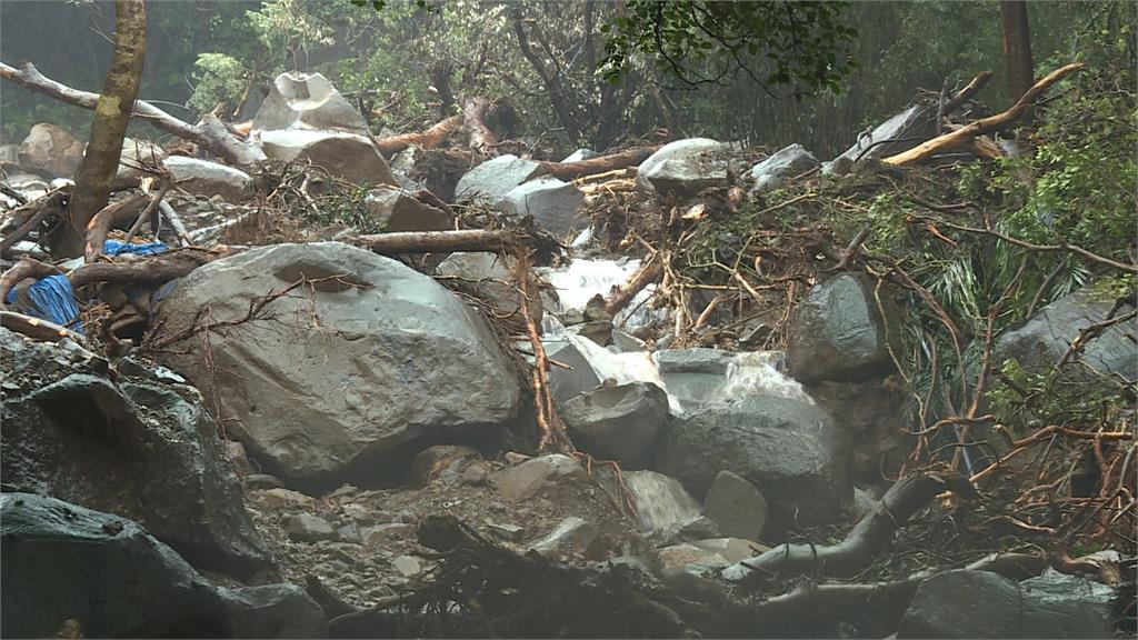 悚！三芝暴雨多地土石流　馬路「斷兩半」成重災區