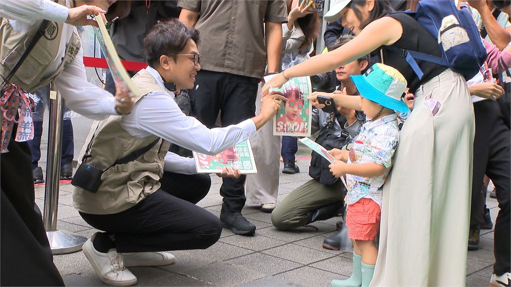 沈伯洋現身發放「第二期順報」　民眾５點排領！星座運勢第三期登板