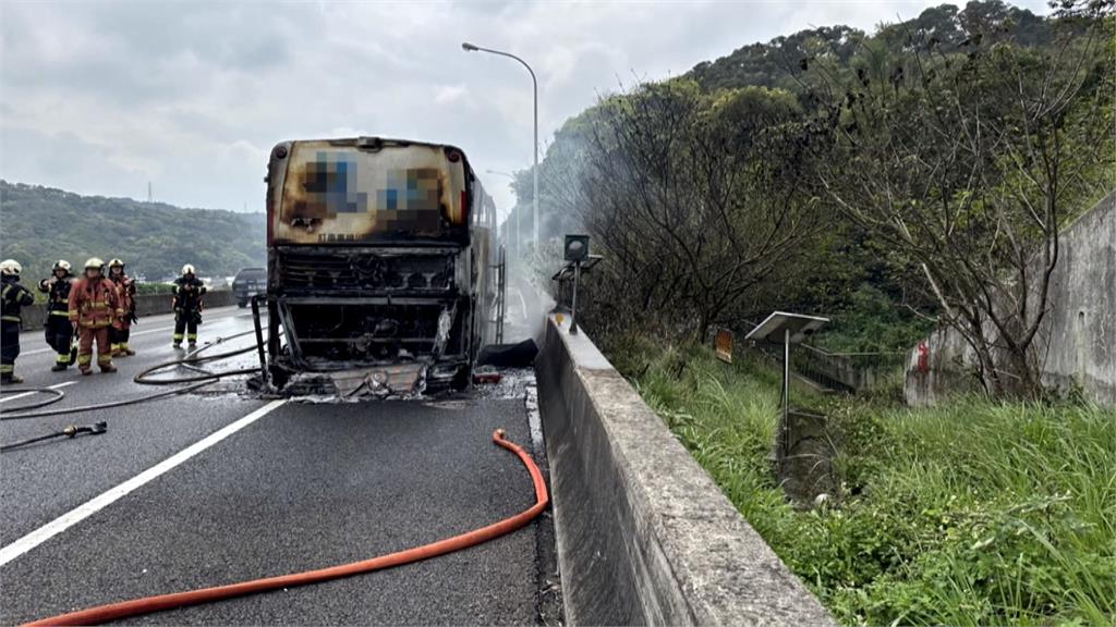 燒到只剩骨架!五楊高架遊覽車驚傳火燒車 25人順利逃生3人輕傷