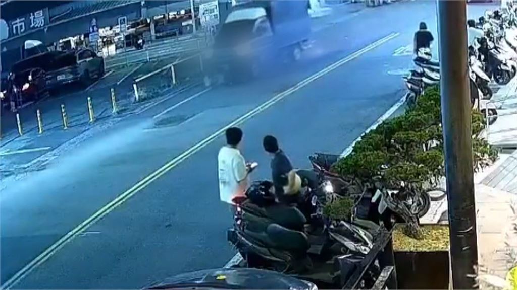 撞擊瞬間曝光！　機車突竄出貨車反應不及撞上　騎士「連人帶車」捲進車底