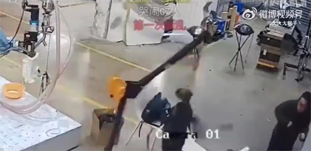 AI自主意識覺醒?中國機器人突暴走「追打工程師」…17秒驚悚畫面流出