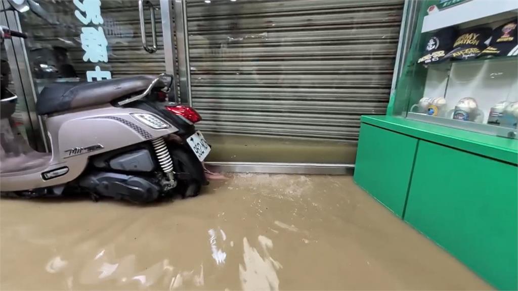 鳳凰颱風豪雨狂炸宜蘭蘇澳 水淹一層樓高汽車慘滅頂
