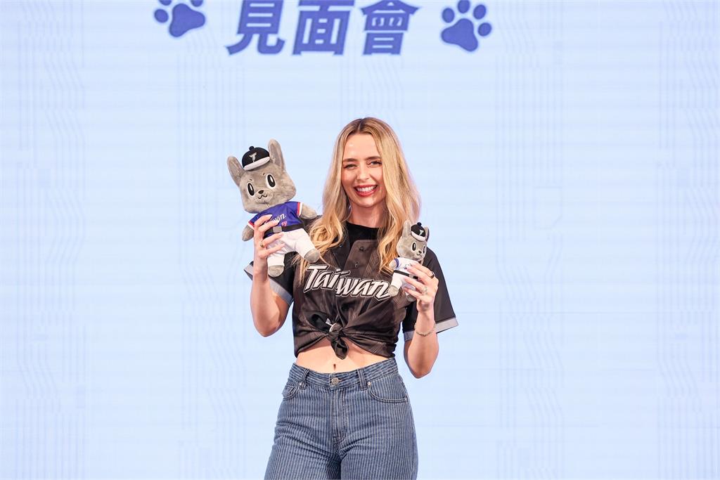 中職(影)/費嫂、歐告相見歡可愛爆表!聯盟加碼推費仔限量聯名商品明開搶詳情點這裡