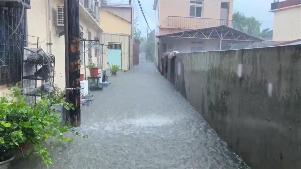 圖輯／暴雨灌爆南台灣！黃濁泥水狂湧　淹水畫面怵目驚心