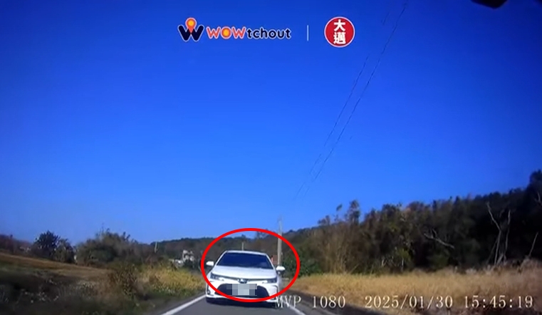 鄉間小徑玩狂逼車? 騎士遇轎車駕駛5度探頭沿路按喇叭