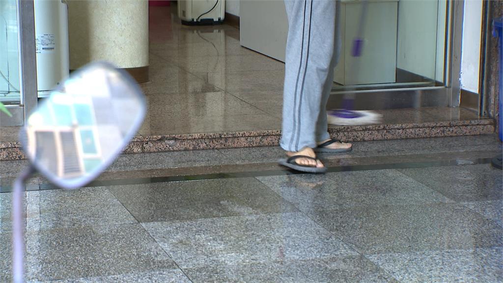 板橋消防採水口「大噴水」　水漫流1小時周邊淹水