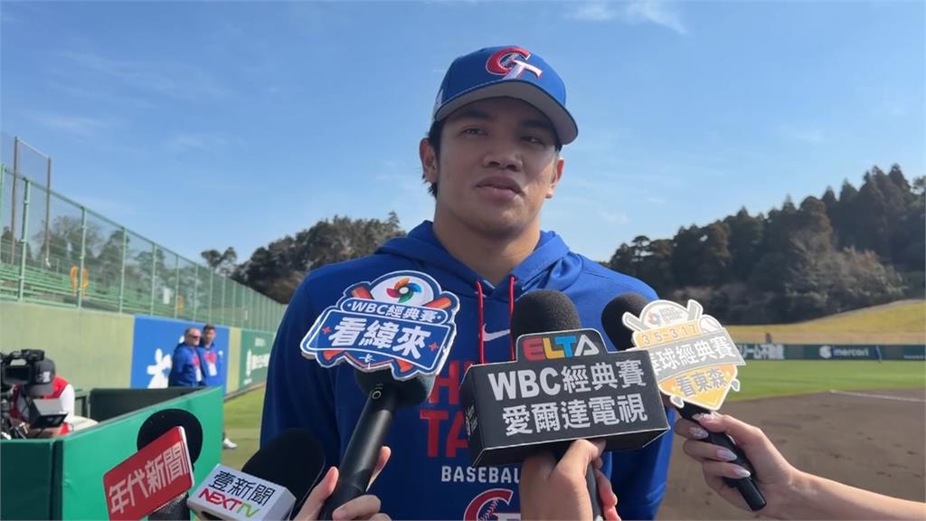 WBC台灣隊抵宮崎球場　球迷高舉陳傑憲球衣迎接