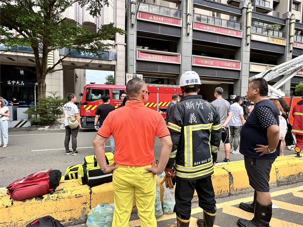 新竹晴空匯大火無償救援！吊車大王收「滿滿手寫感謝信」小住戶暖喊：你就像超人