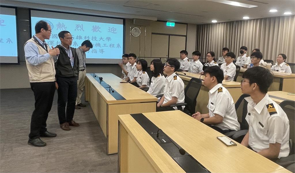 中鋼運通公司致力培育台籍船員 高科大師生參訪散裝船獲益良多