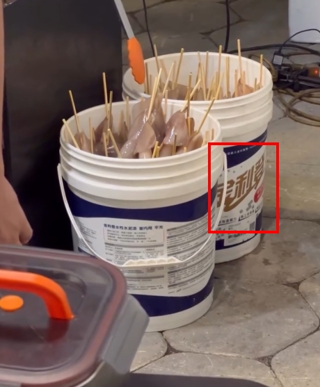 噁！高雄駁二攤販「泥漆桶裝生小卷」　網友傻眼直呼「以為在印度」