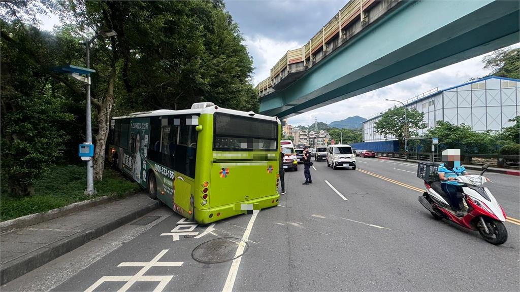 快新聞／碰！北市公車「插進」山壁！自撞釀3傷　驚險畫面曝光