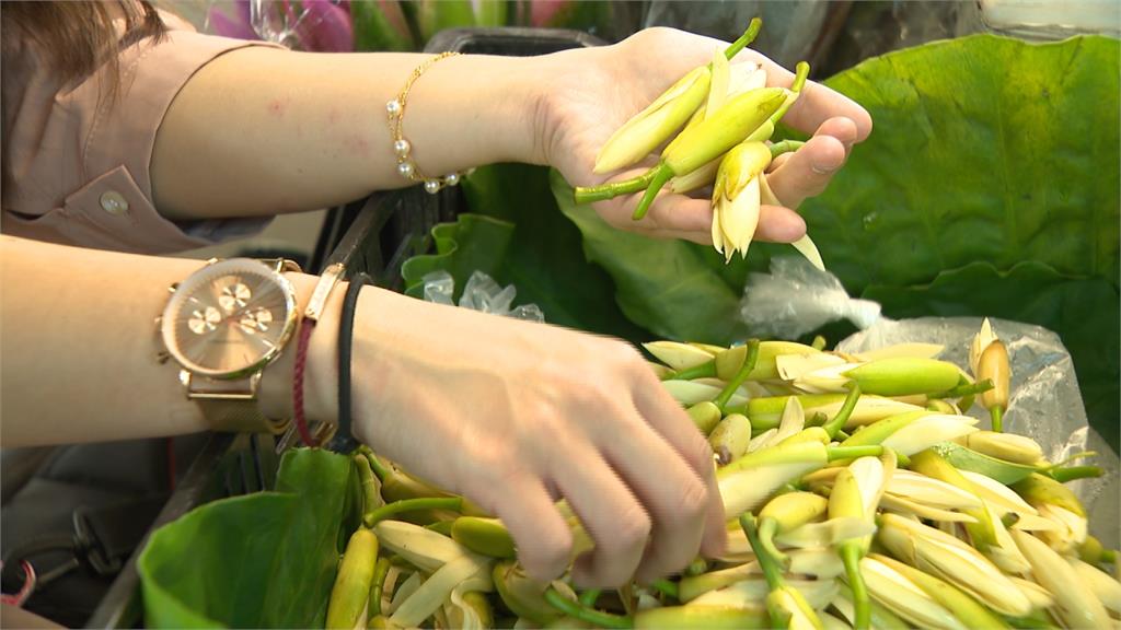 爸爸抱熟睡女童「紅燈穿梭車陣」賣玉蘭花！網目睹「驚險過程」超心疼