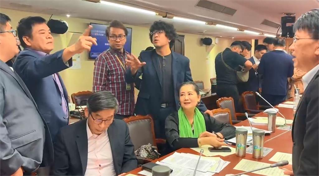 快新聞/憨川、咆哮昌坐對面!綠欲換他入這委員會受阻 與藍委吵成一團