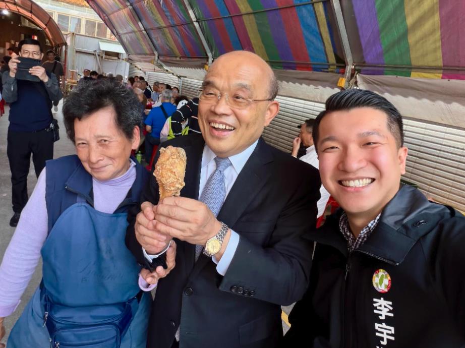 捕獲「野生蘇貞昌」新北跑攤！總鋪師「賞雞腿」蘇巧慧吃醋：我都沒有