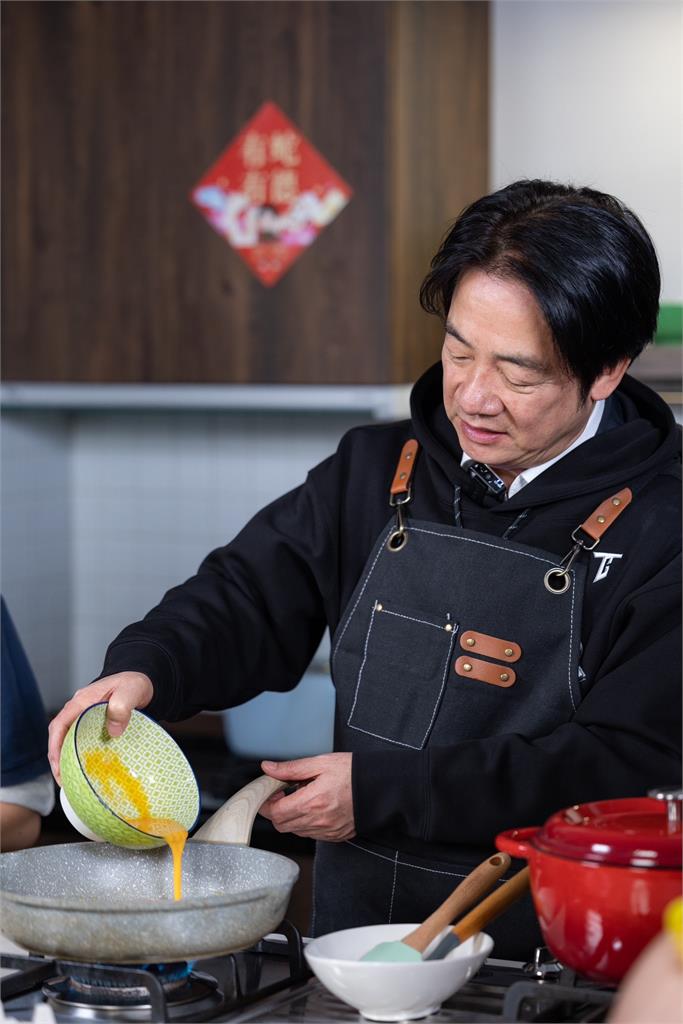 快新聞/斑斑、Murphy超幸福 賴清德親製「寵物年菜」陪毛孩迎新年