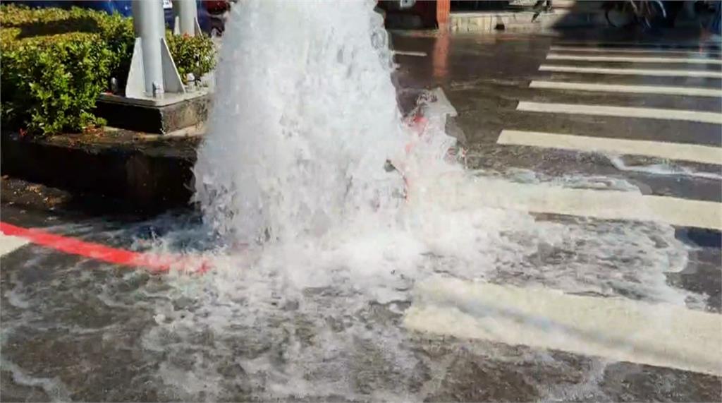 高雄小貨車迴轉撞斷消防栓　水柱狂噴路面一度積水