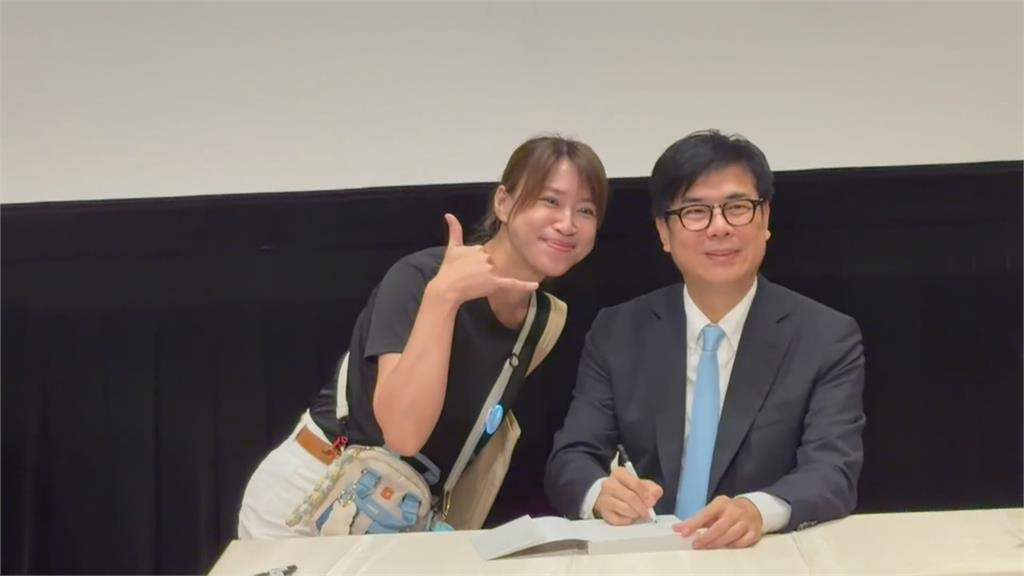 陳其邁新書簽名會「兩大咖罕見合體」　蔡英文致詞金句連連