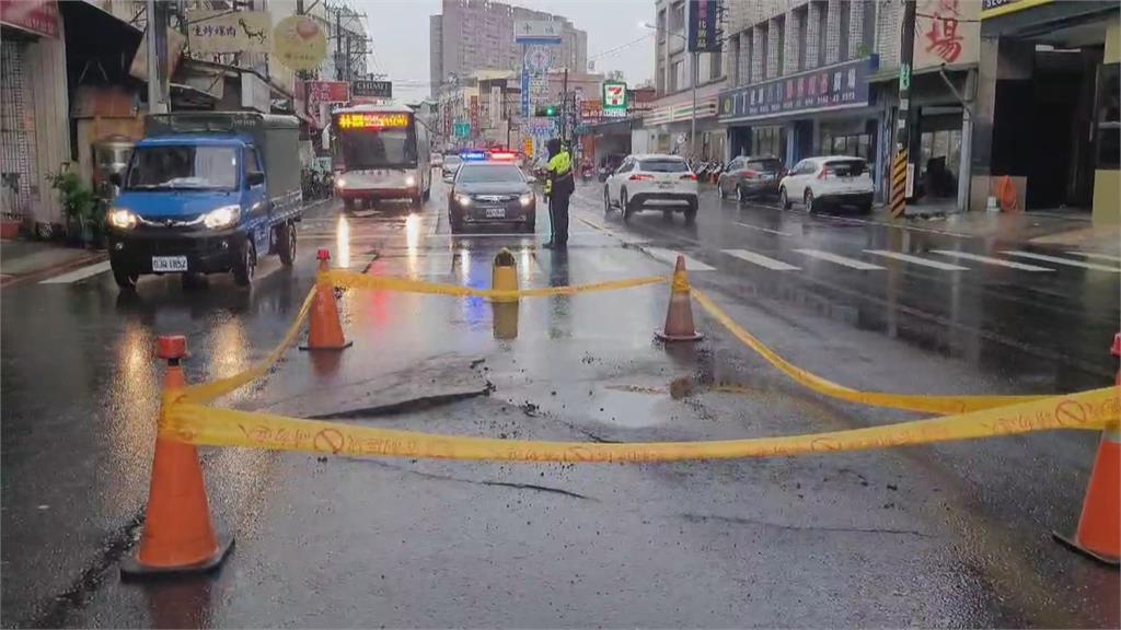 高雄鳳山路面不明原因下陷　警管制疏導