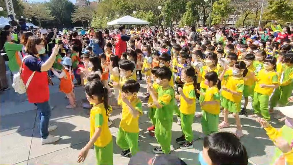高虹安坐陰涼處、幼童只能曬太陽 網友狠酸真的在「曬小孩」
